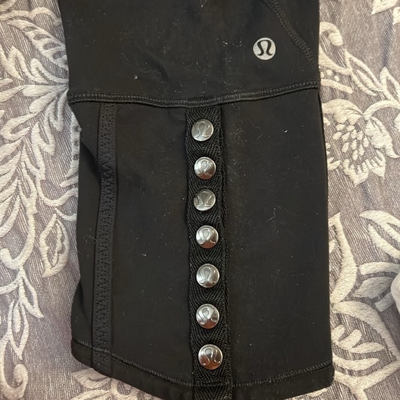 LULULEMON black crop leggings/snap design on hem - Picture 5 of 8